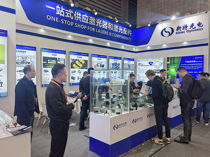 新特光電工作人員態(tài)度熱情、專業(yè)、耐心地向觀眾們講解產(chǎn)品的性能參數(shù)