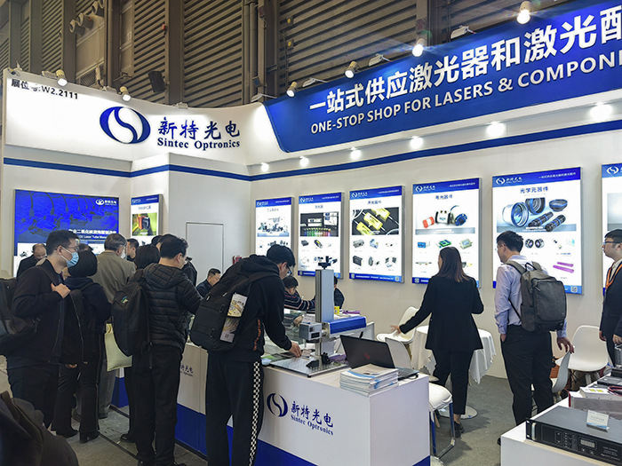新特光電工作人員態(tài)度熱情、專業(yè)、耐心地向觀眾們講解產(chǎn)品的性能參數(shù)